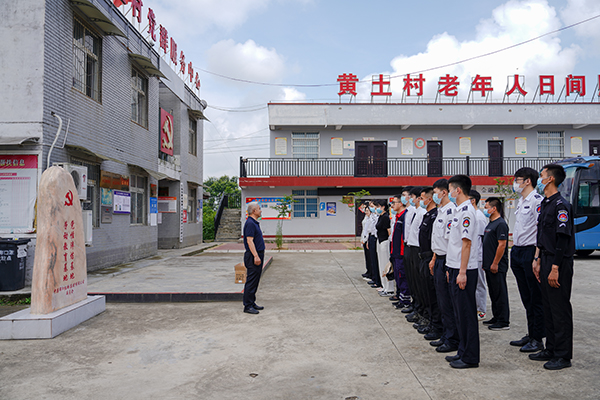 “助力鄉(xiāng)村振興，踐行艱苦奮斗” 將新員工黨性教育活動搬到對口幫扶村1.jpg